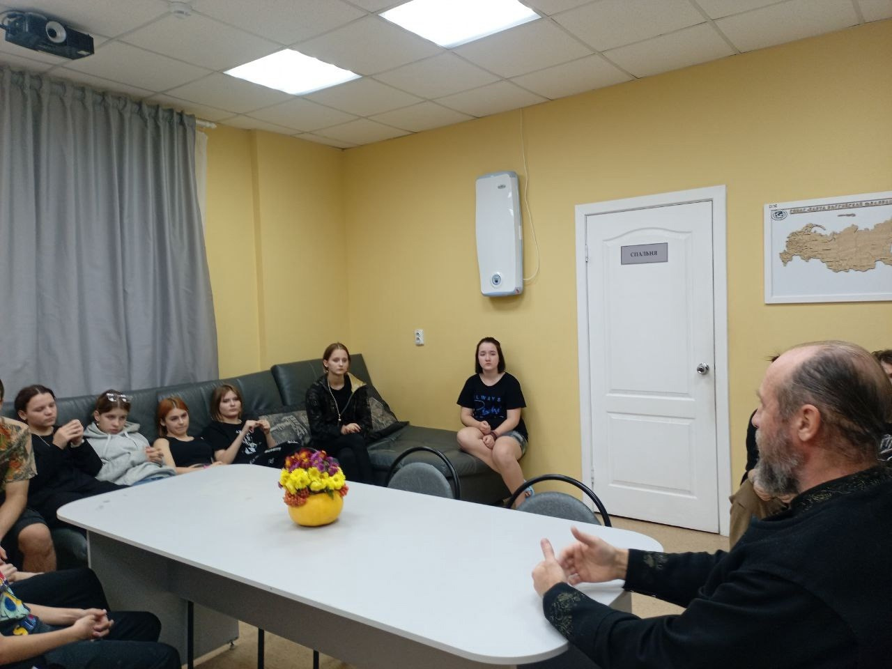 Клирик Всехсвятского храма посетил воспитанников в центре «Возвращение». Саратовское Юго-Западное благочиние