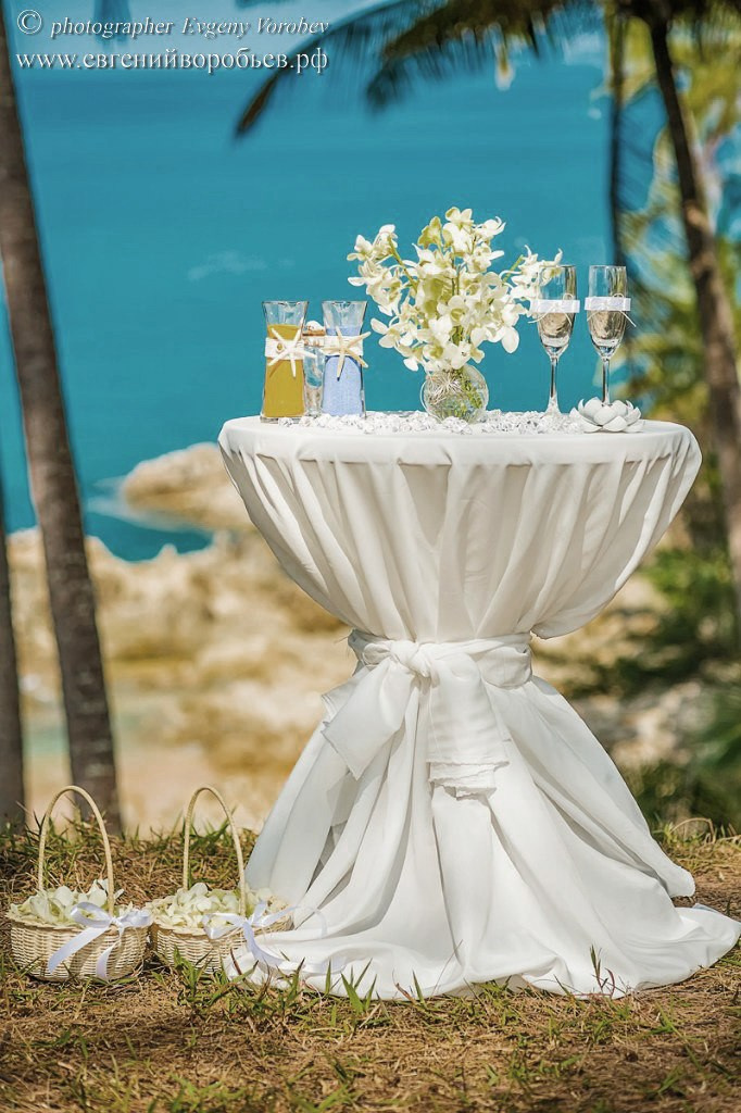 свадебная фотосессия Пхукет фотограф красивая свадебная церемония с цветочной аркой на пляже свадьба Phuket фото видео пример позы идея место образ свадебное платье декор стилист визажист причёска цветы заказать свадебную церемонию цена стоимость описание услуг