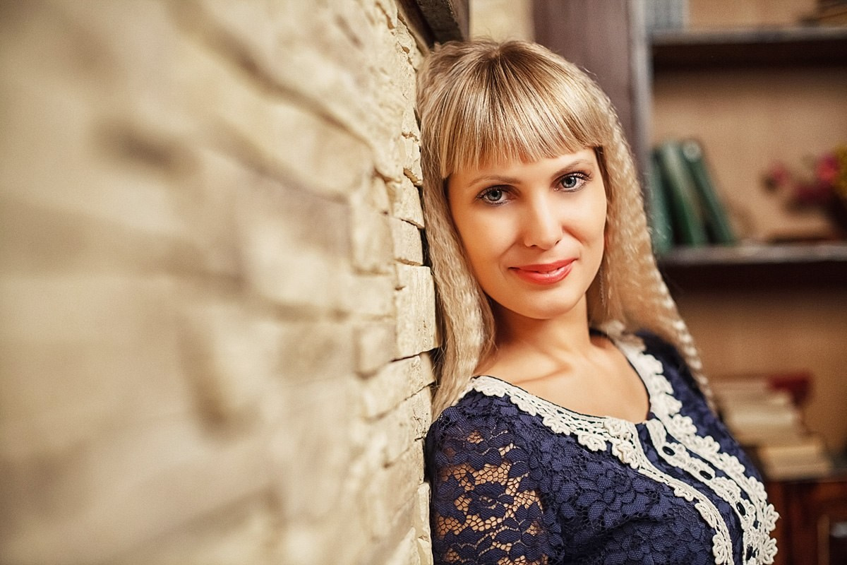 Студийная фотосессия фотограф фотостудия в Красноярске красивая девушка лучший выбрать фотостудию идея образ причёска макияж визажист стилист примеры фото позы для фотосессии