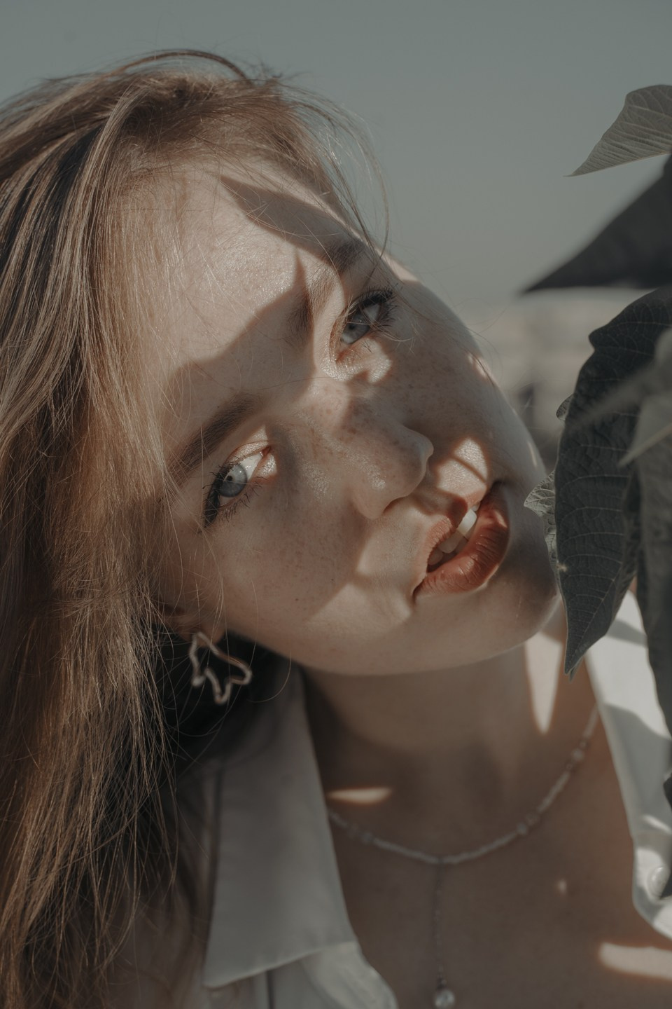 Портретный снимок девушки с цветком