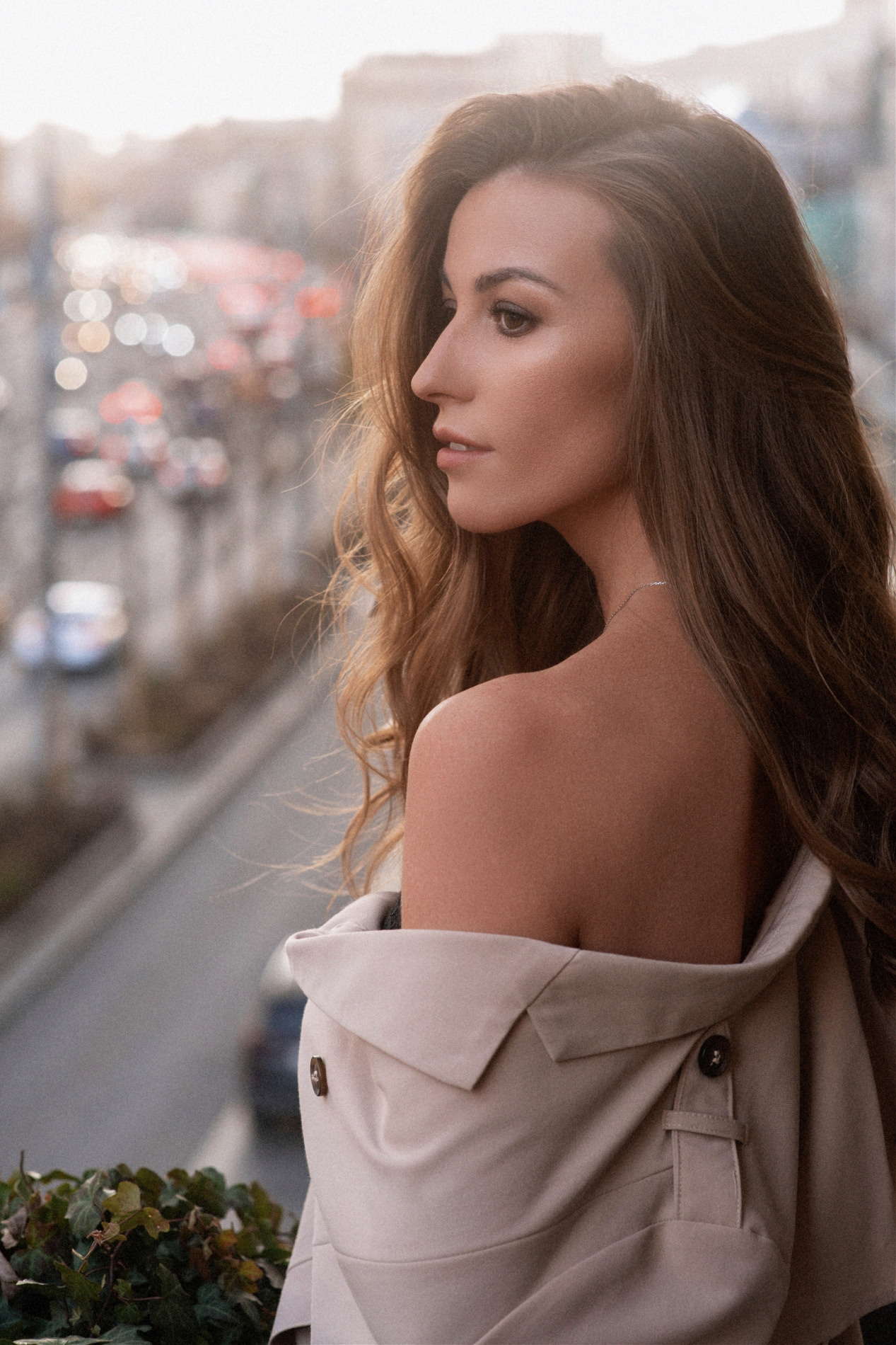 Портрет девушки на балконе отеля с видом на Москву