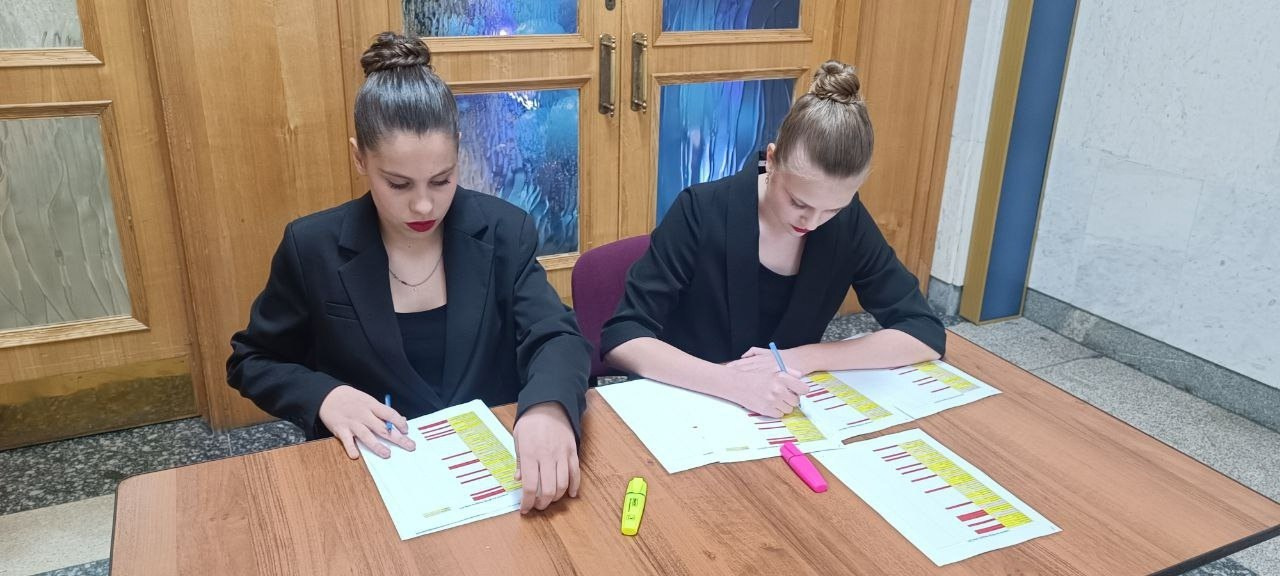 Участники молодёжного объединения "Пропаганда" на стойке регистрации участников на мероприятии газеты "Вечерняя Москва".