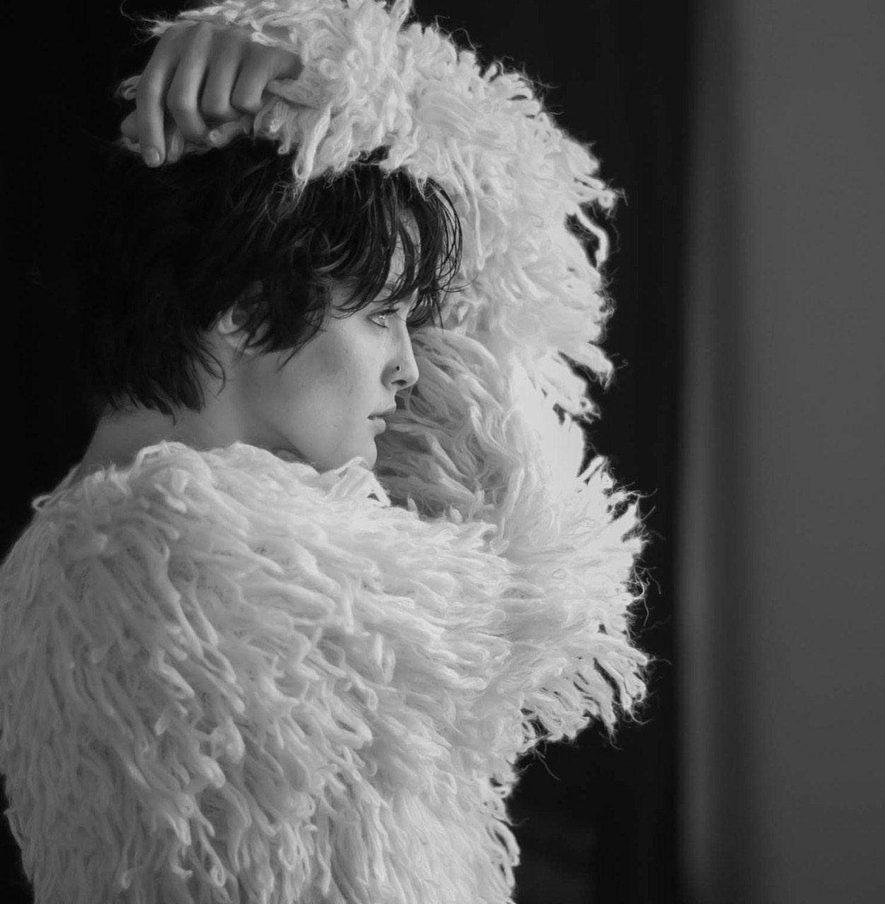 На фотографии модель которая позирует в студии