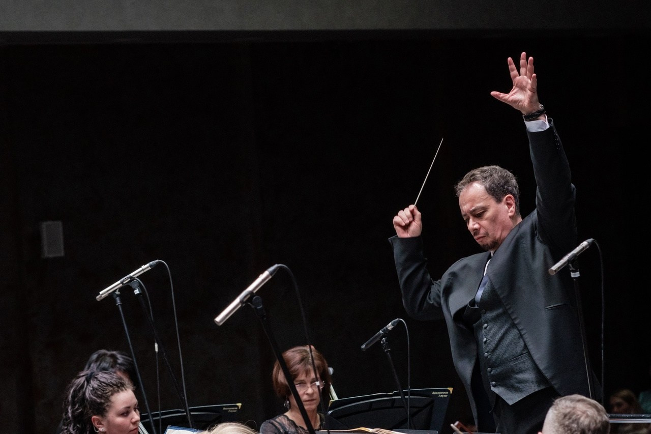 Дмитрий Бородаев исполнил концерт «Аранхуэс» Родриго с дирижером Владимиром Ланде и Красноярским академическим симфонически оркестром. Дмитрий Бородаев