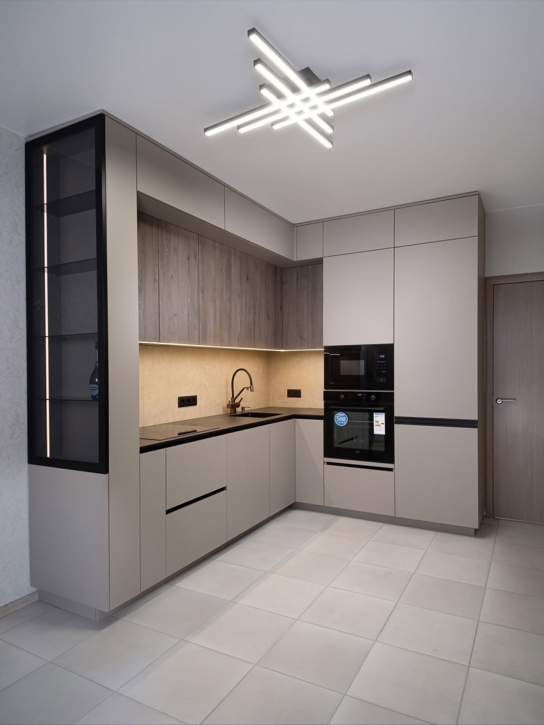 Минималистичная угловая кухня до потолка | OXY Design. Дизайн интерьера, мебели и ландшафта на КМВ | OXY Design