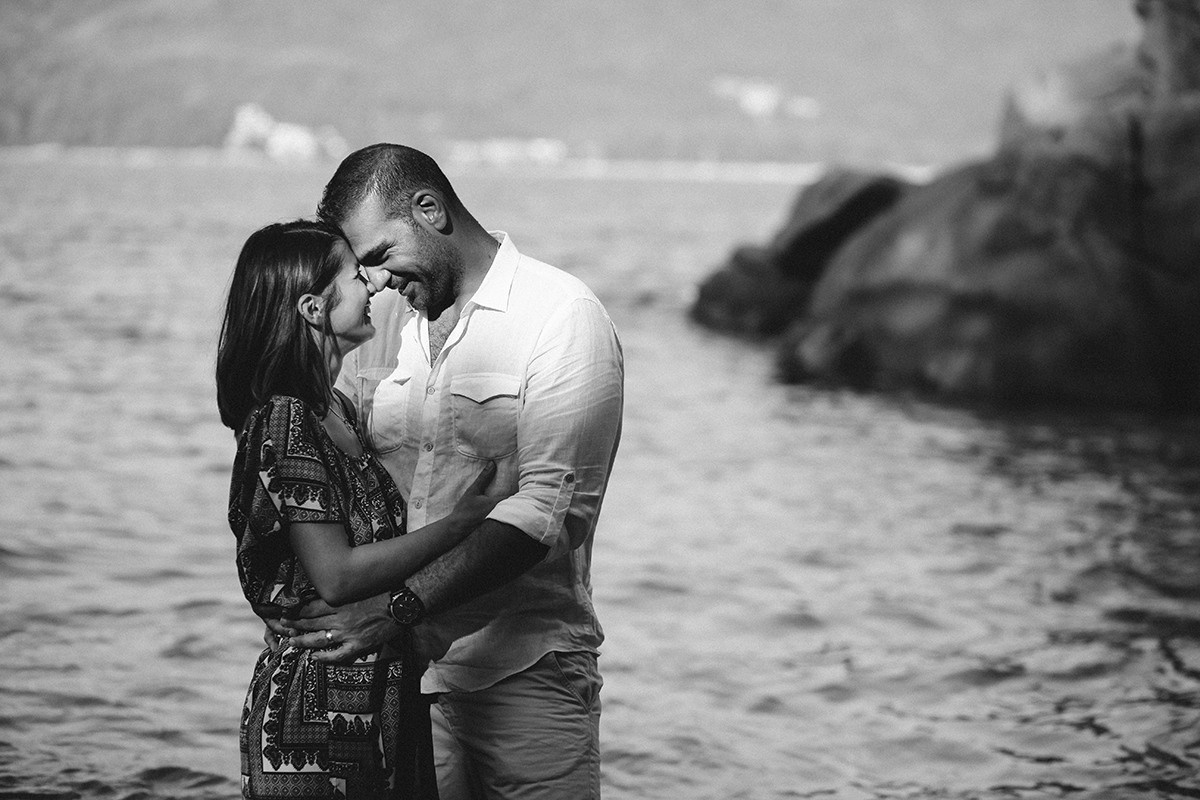 девушка смеется в объятиях любимого человека