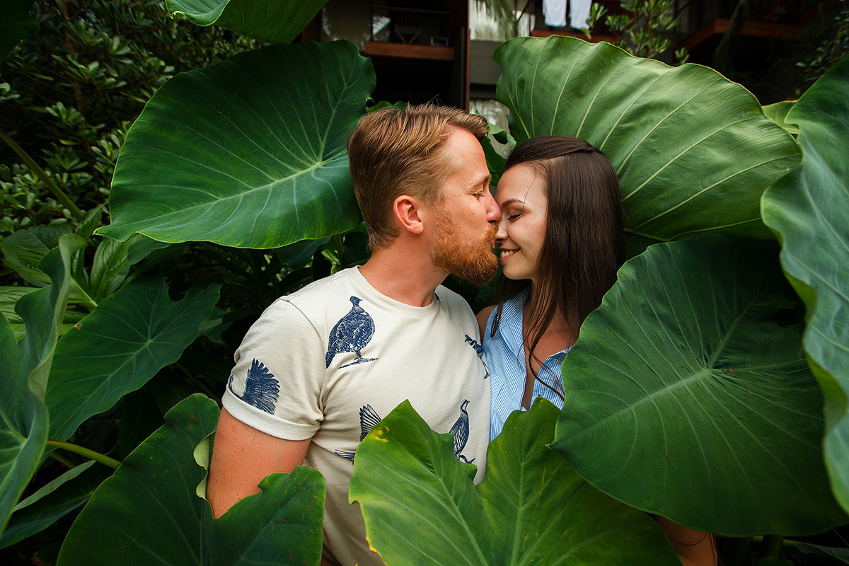 поцелуй на фоне тропического зелени Пхукета