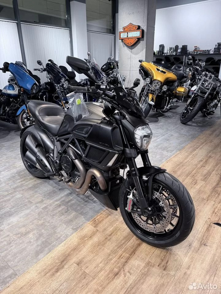Купить 2015 Ducati Diavel (Dark Stealth) — подробнее на сайте. Hello Davidson, Москва. Только хорошие мотоциклы…