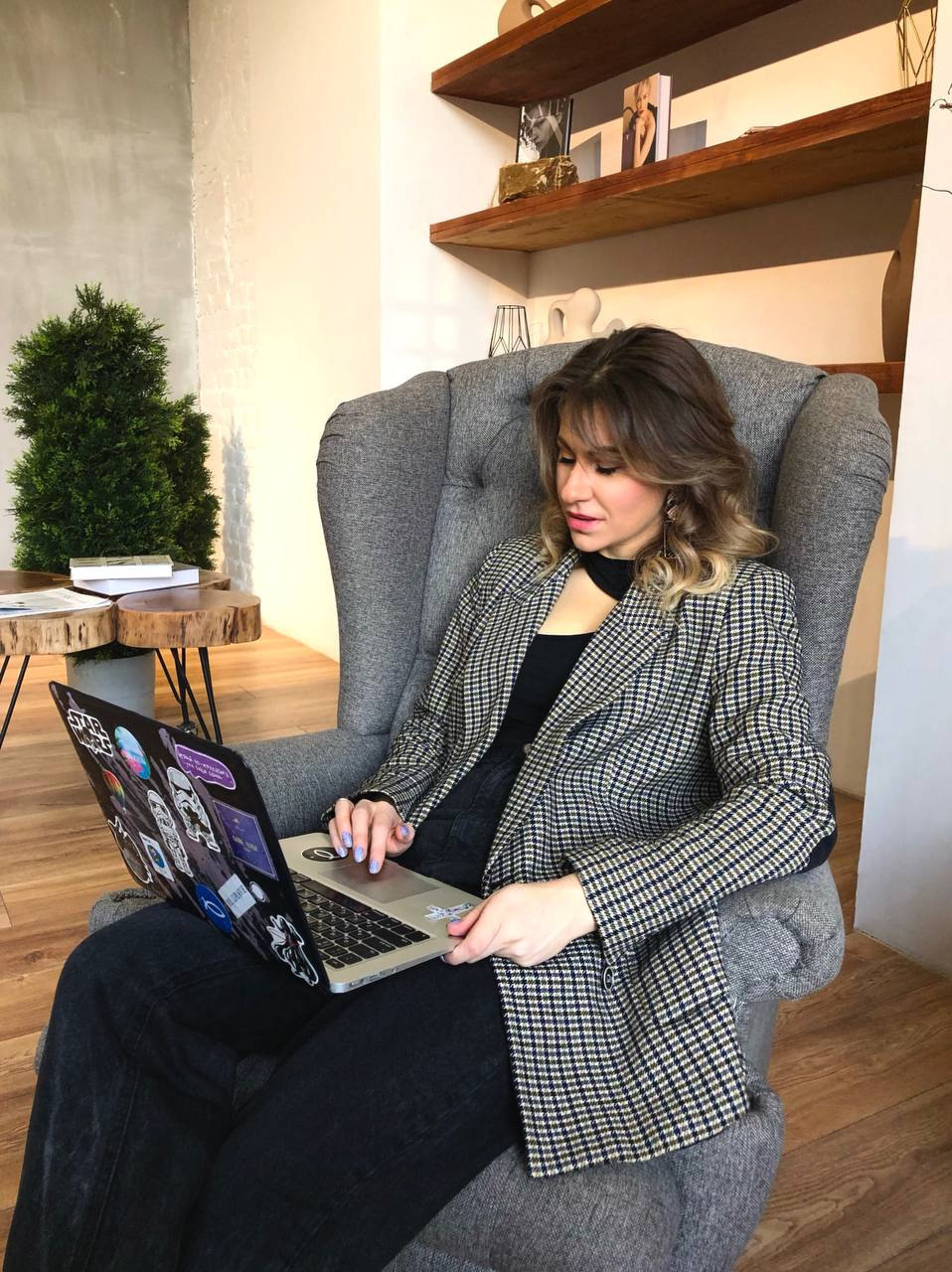 Контент-съёмка для специалиста по визуальным культурам. Софья Даниленко SMM агентство для экспертов, личных брендов и бизнесов