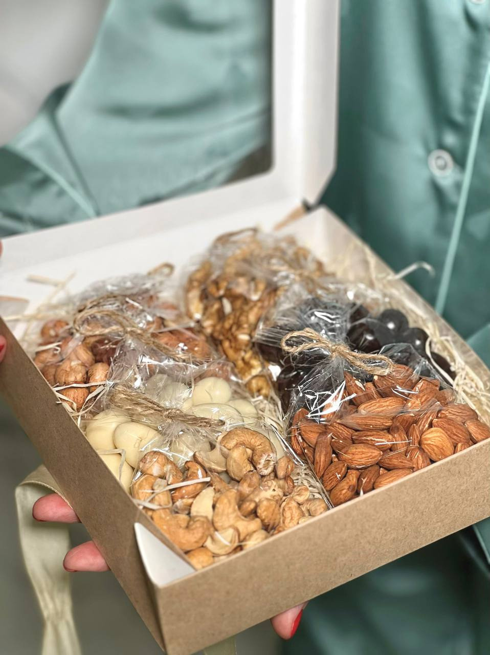 Контент-съёмка для набора подарков из орехов для мп. Софья Даниленко SMM агентство для экспертов, личных брендов и бизнесов