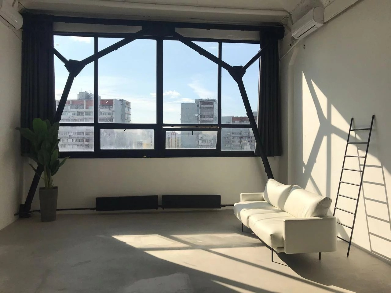 Профессиональная предметная съемка в Москве с использованием естественного и студийного света.