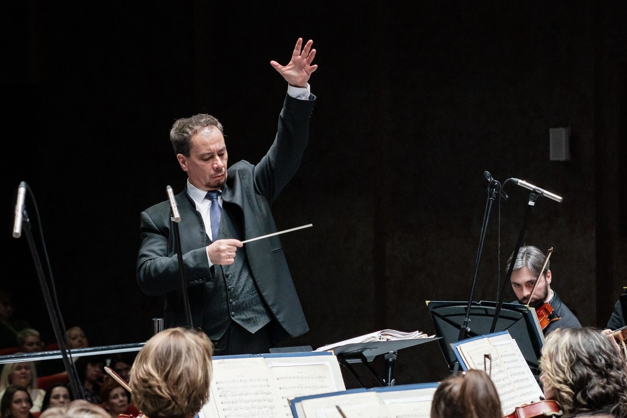 Дмитрий Бородаев исполнил концерт «Аранхуэс» Родриго с дирижером Владимиром Ланде и Красноярским академическим симфонически оркестром. Дмитрий Бородаев