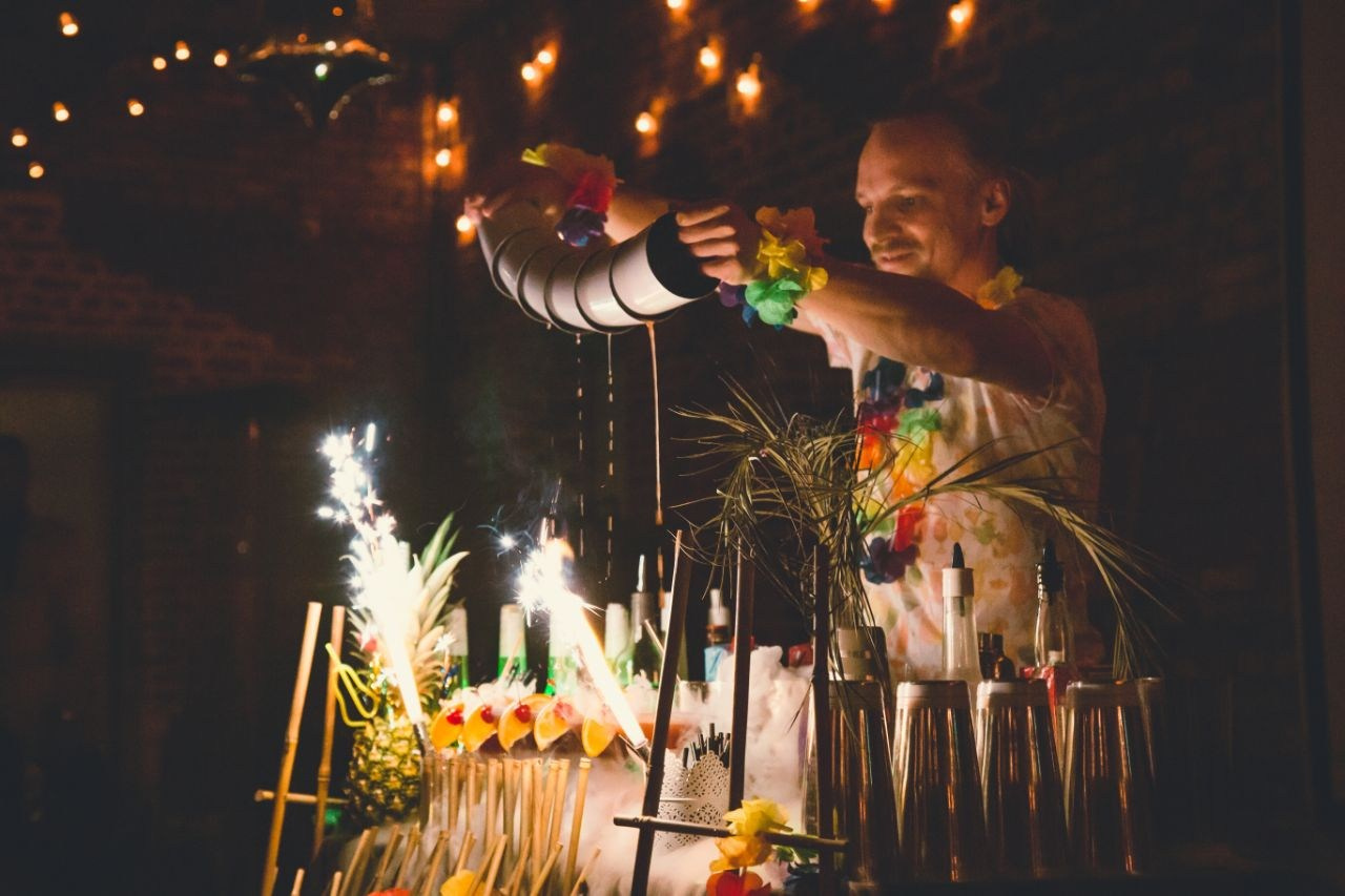 Ведущий + диджей + 1 из 8 моих услуг в подарок!