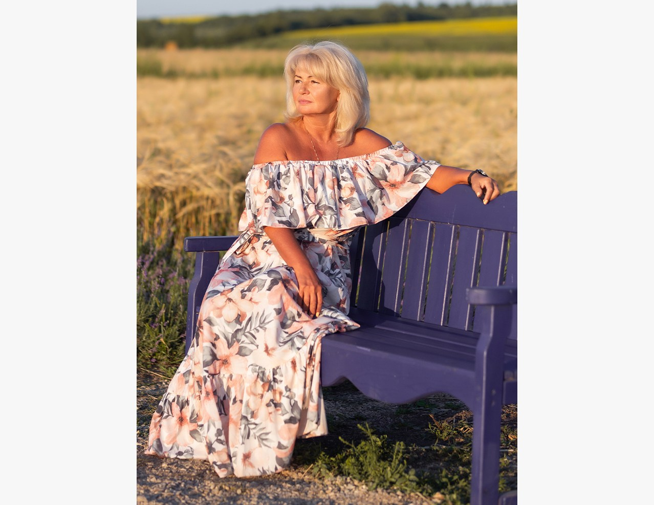 Романтичная фотосессия на природе от фотографа Богатырева Николая Николаевича – стильный портрет девушки с зонтом на железнодорожной платформе. Закажите атмосферную съемку в Мценске, Орле, Черни! Узнайте больше на BOGATYREVPHOTO.RU