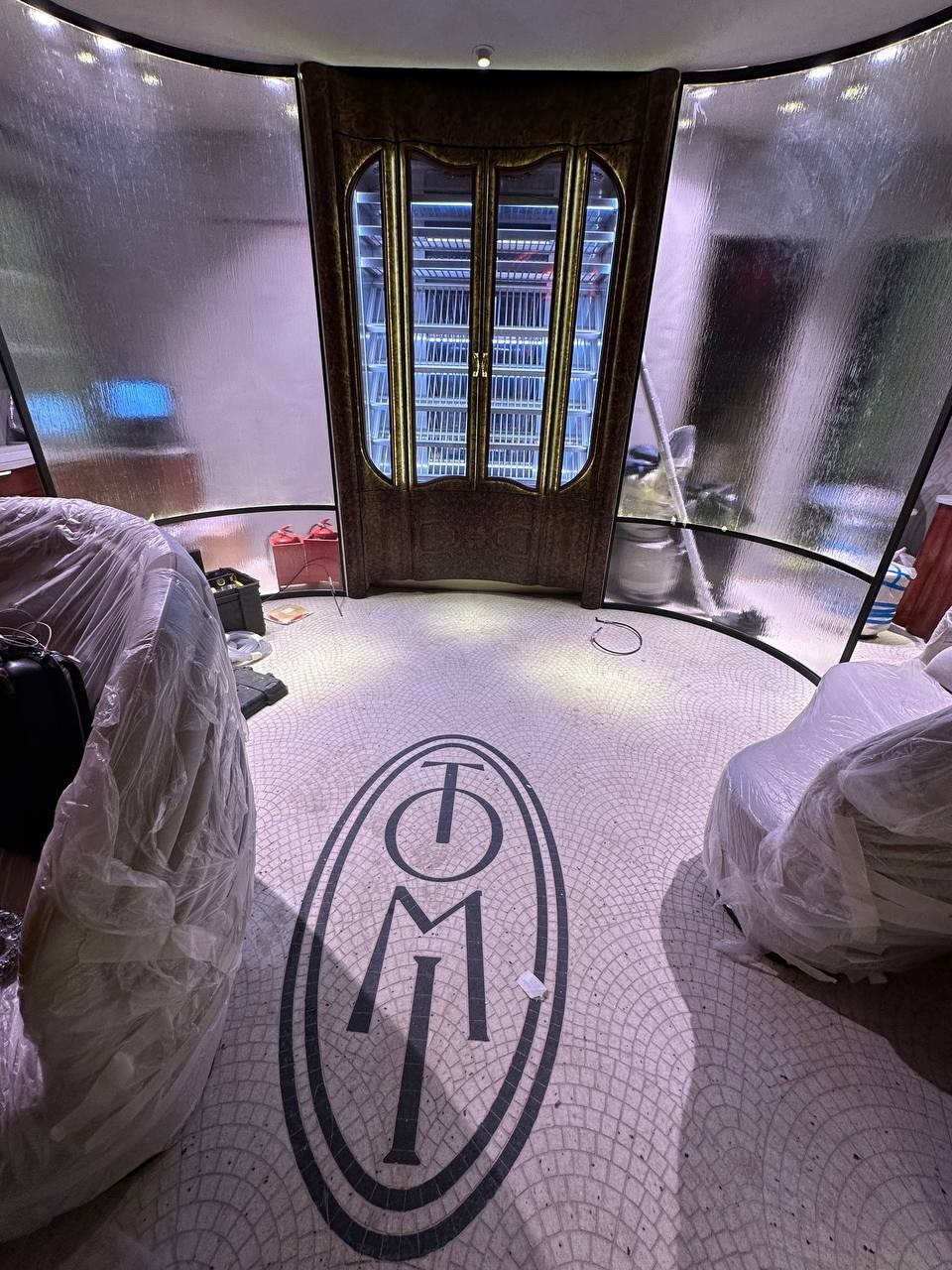 Сложное — возможное: радиусная облицовка корнем ореха. DRVO — мебельное производство полного цикла