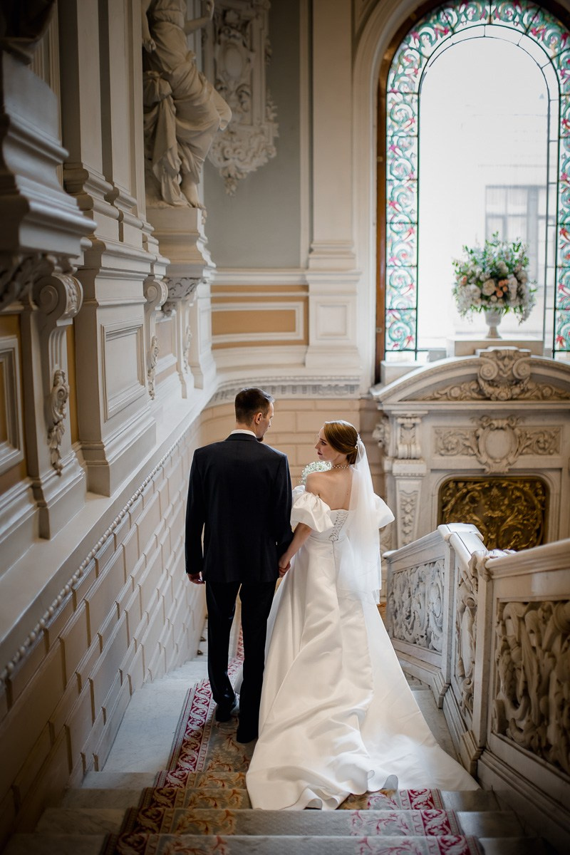 жених и невеста на лестнице
