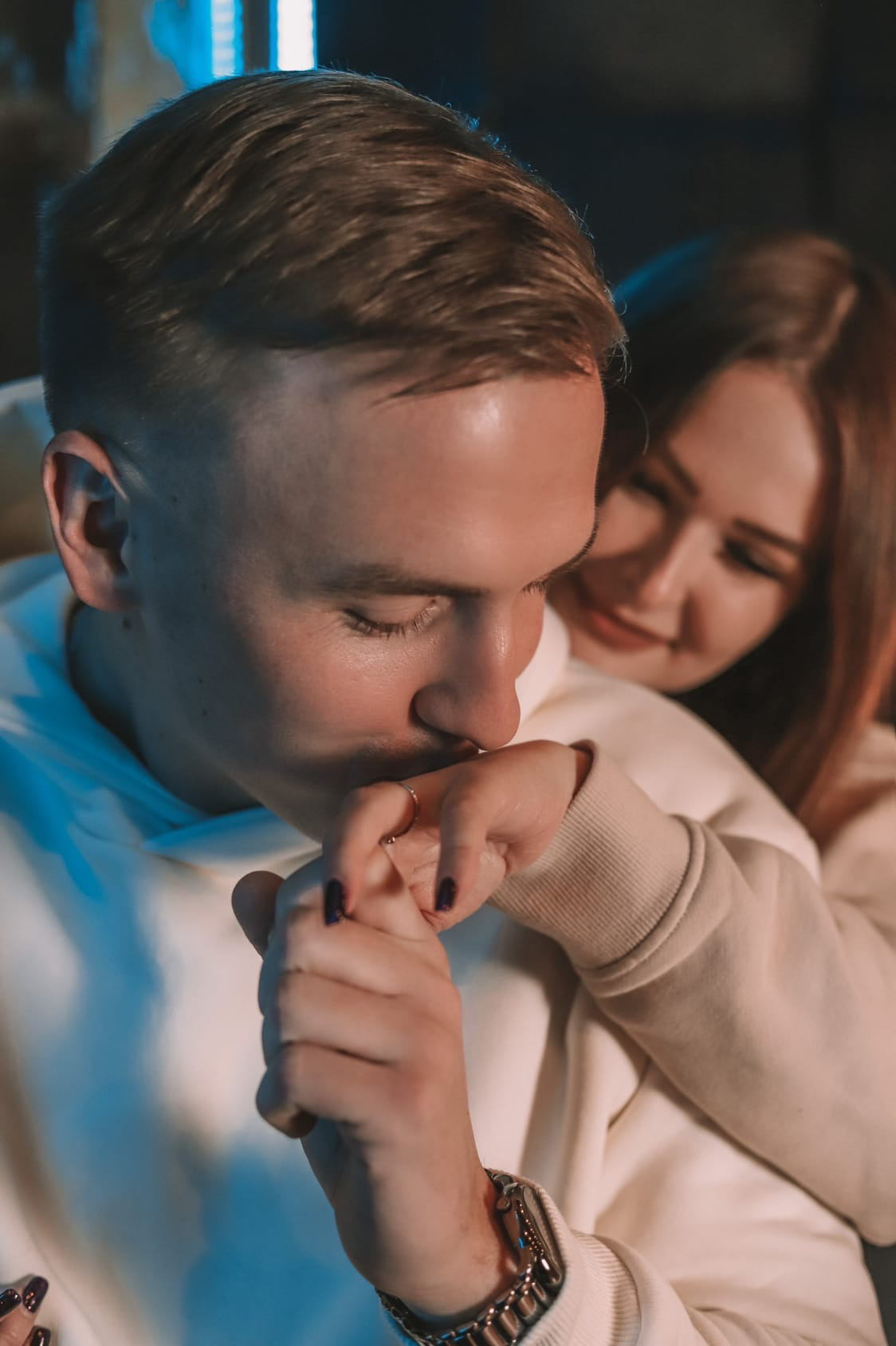 Тёплый кадр в кафе, объятия и смех, уютная лавстори