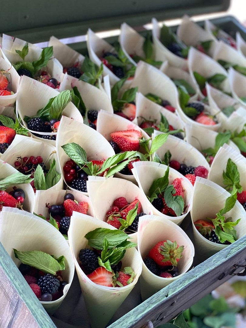 Ягодный чемоданчик. Кейтеринг Royal Catering | По Москве и Московской области организуем р