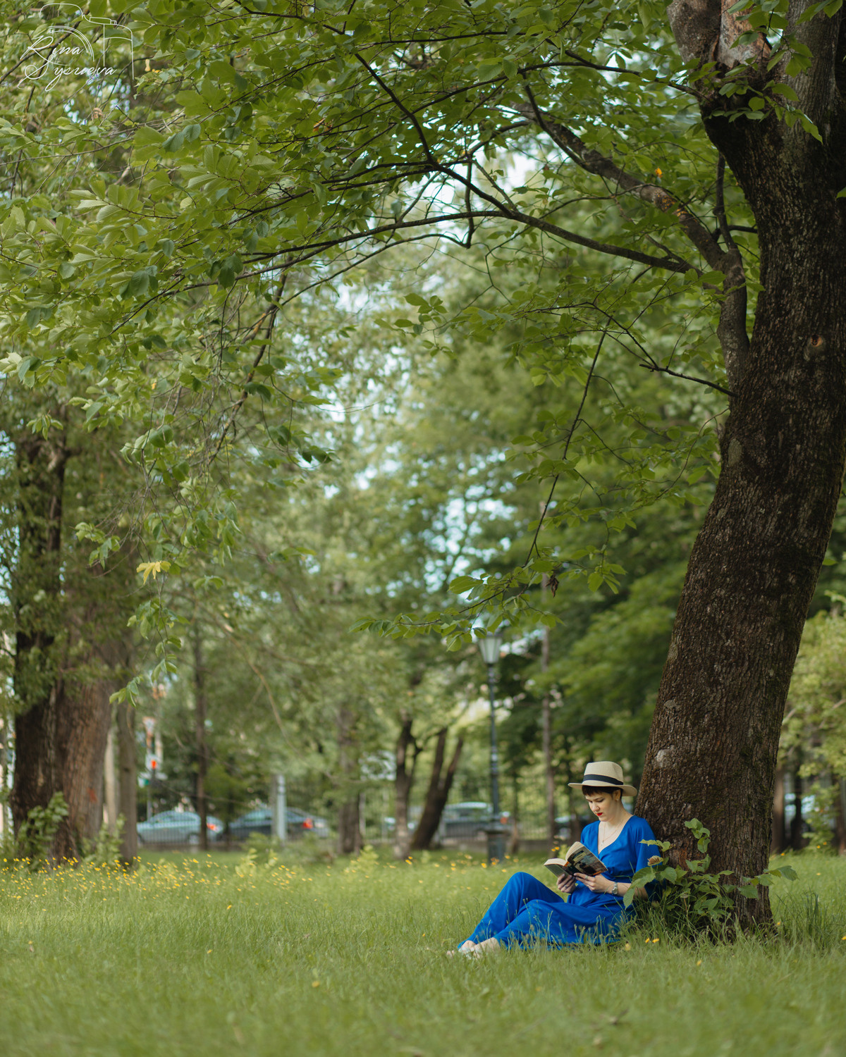 rina_sphoto, фотограф Катерина Сысуева, Рина Сысуева, женский фотограф Москва, профессиональный фотограф москва, девушка в шляпке в синем платье сидит под деревом