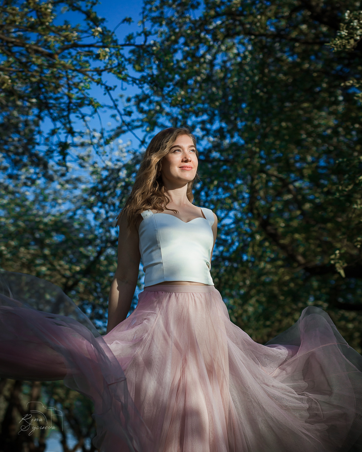 rina_sphoto, фотограф Катерина Сысуева, Рина Сысуева, женский фотограф Москва, профессиональный фотограф москва, девушка в белой блузке и розовой юбке в яблоневом саду, развевающаяся юбка