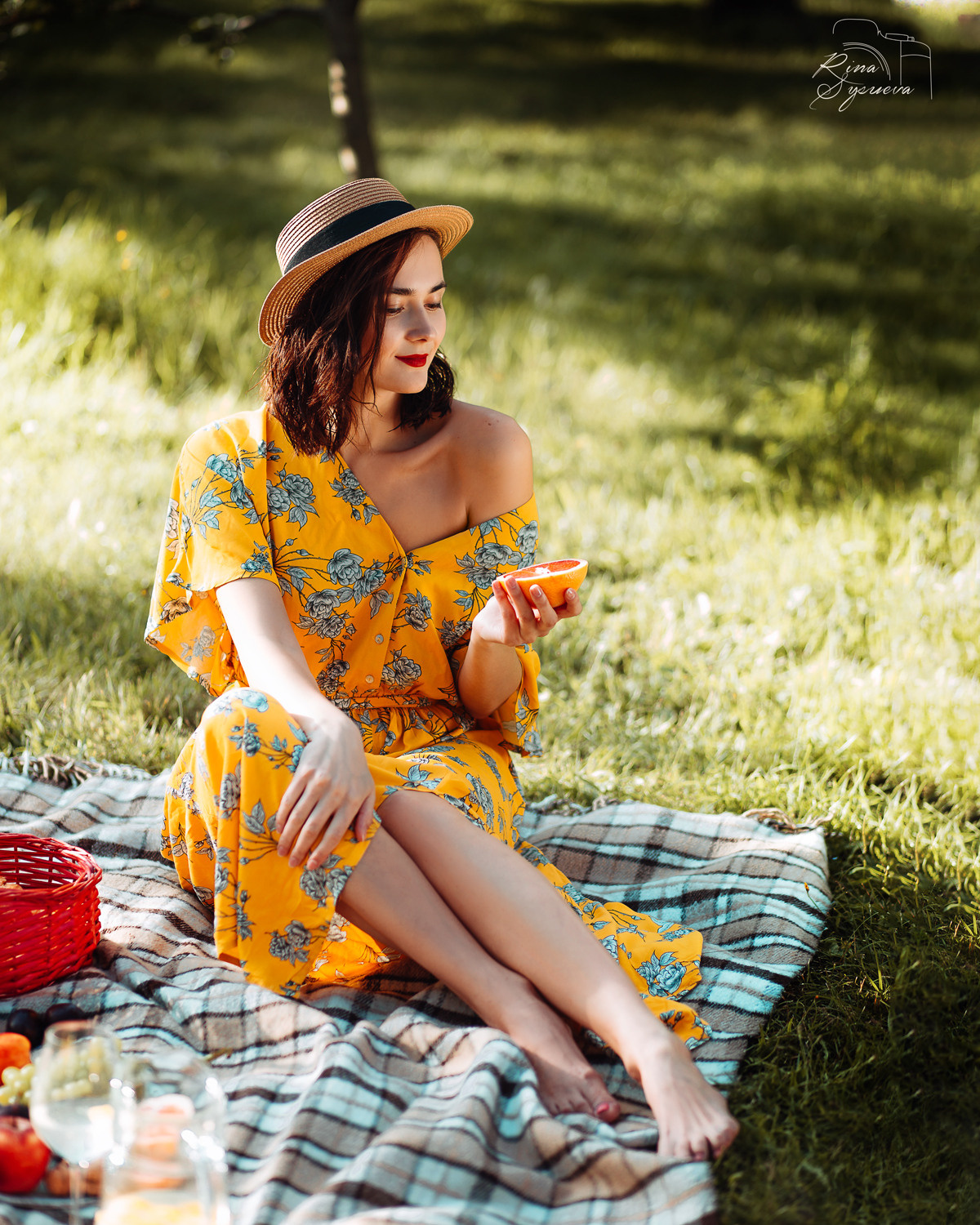 rina_sphoto, фотограф Катерина Сысуева, Рина Сысуева, женский фотограф Москва, профессиональный фотограф москва, девушка в шляпке в желтом платье с апельсином, яблоневый сад, фотограф коломенское, парк коломенское, пикник