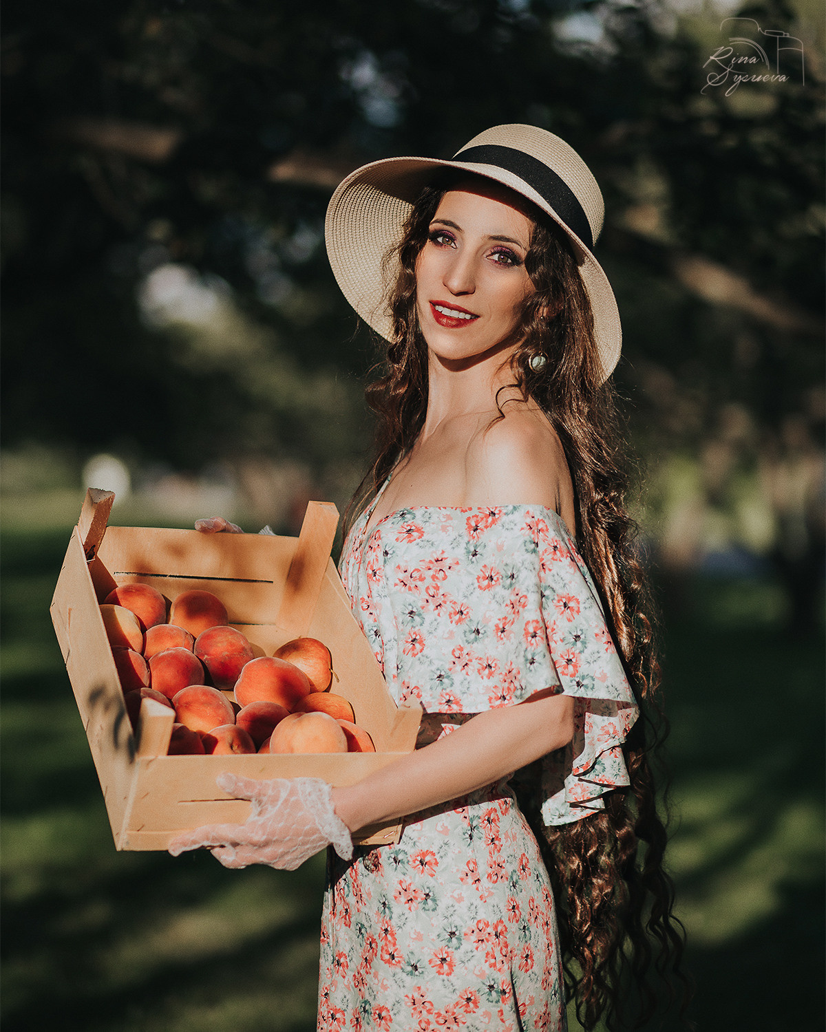 rina_sphoto, фотограф Катерина Сысуева, Рина Сысуева, женский фотограф Москва, профессиональный фотограф москва, девушка в шляпке держит персики в ящике, яблоневый сад, фотограф коломенское, парк коломенское