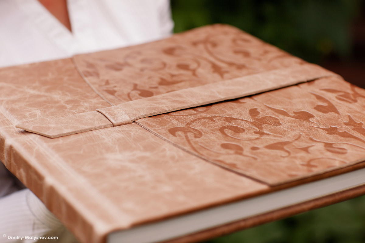 Фотокниги, свадебные фотокниги. Премиум фотокниги. Обложка из кожи, шёлковая бумага, производство Европа. Фотограф Дмитрий Малышев.