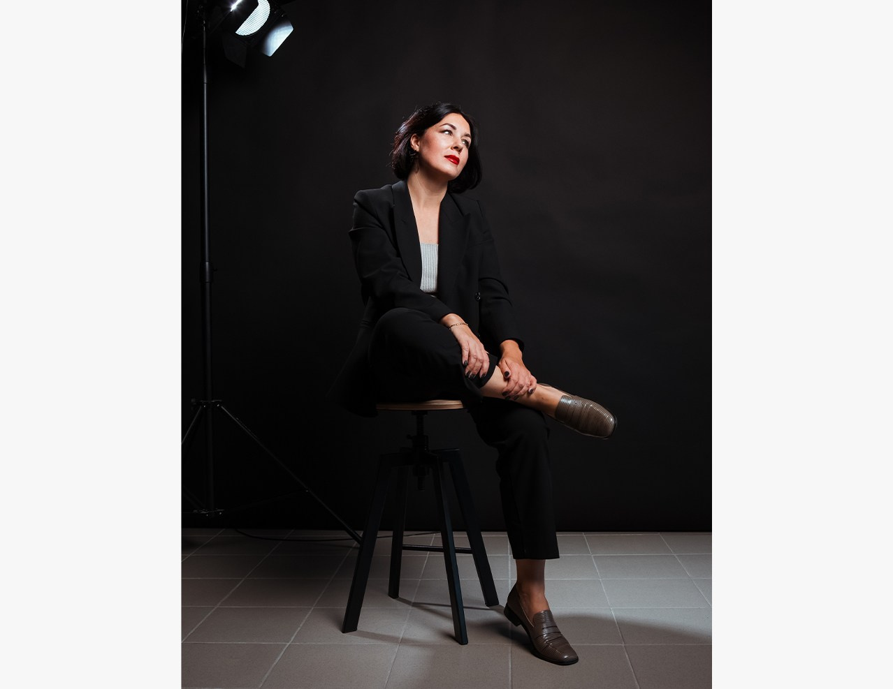 Элегантный студийный портрет от фотографа Богатырева Николая Николаевича – стильная фотосессия в черном платье и шляпе. Закажите профессиональную съемку в Мценске, Орле, Черни! Посетите BOGATYREVPHOTO.RU для создания вашего идеального образа!