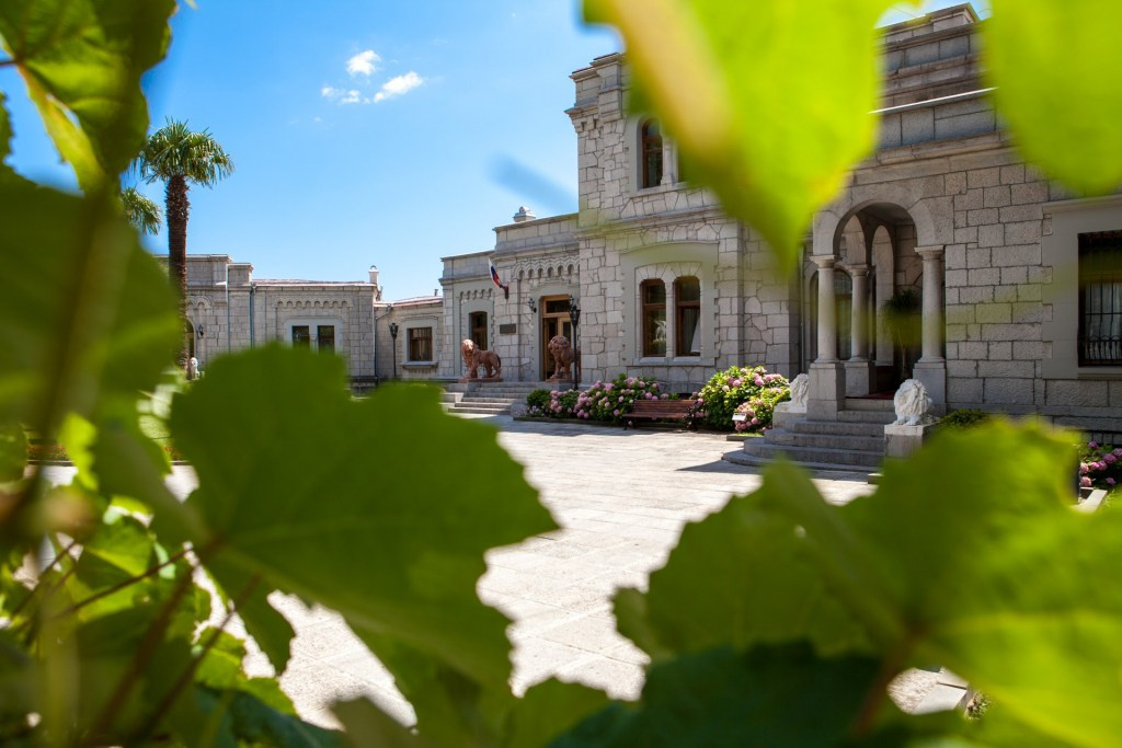 Локации для фотосессии в Ялте. Профессиональная фотосъемка в Крыму. Натуральные эмоции и живые кадры. Забронируйте дату прямо сейчас!