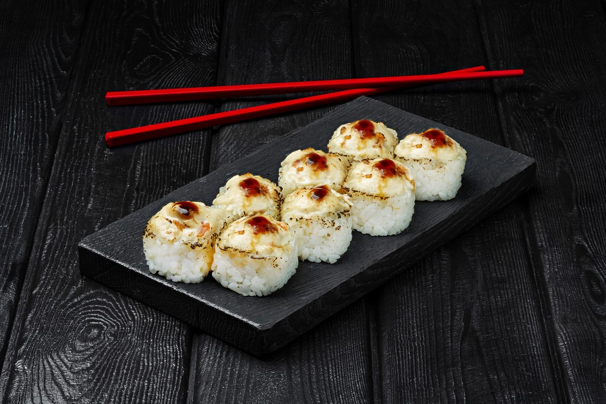 Съемка роллов на черном фоне для службы доставки в Ростове