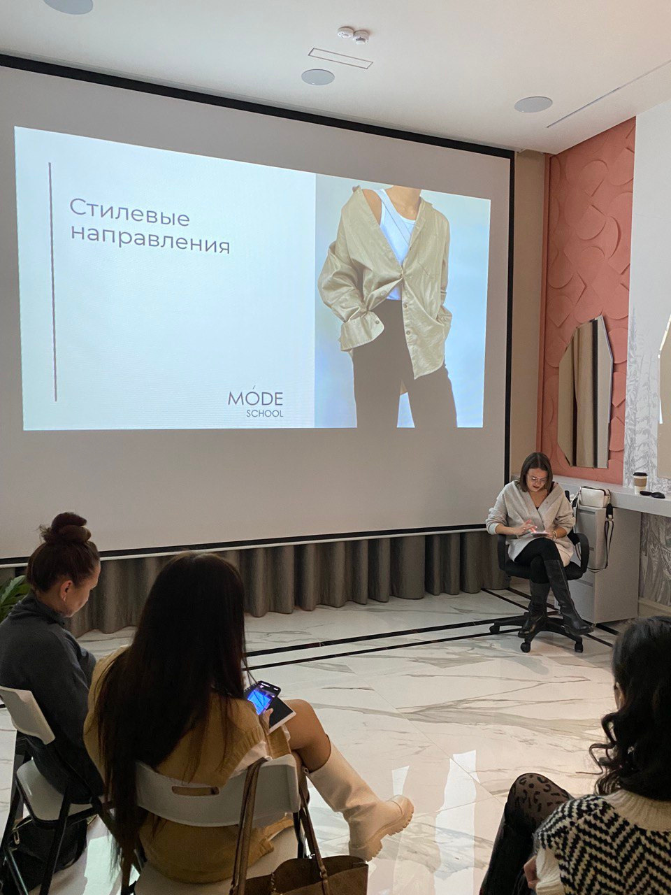 Аренда помещений под мероприятия и фотозоны в Тюмени, снять зал