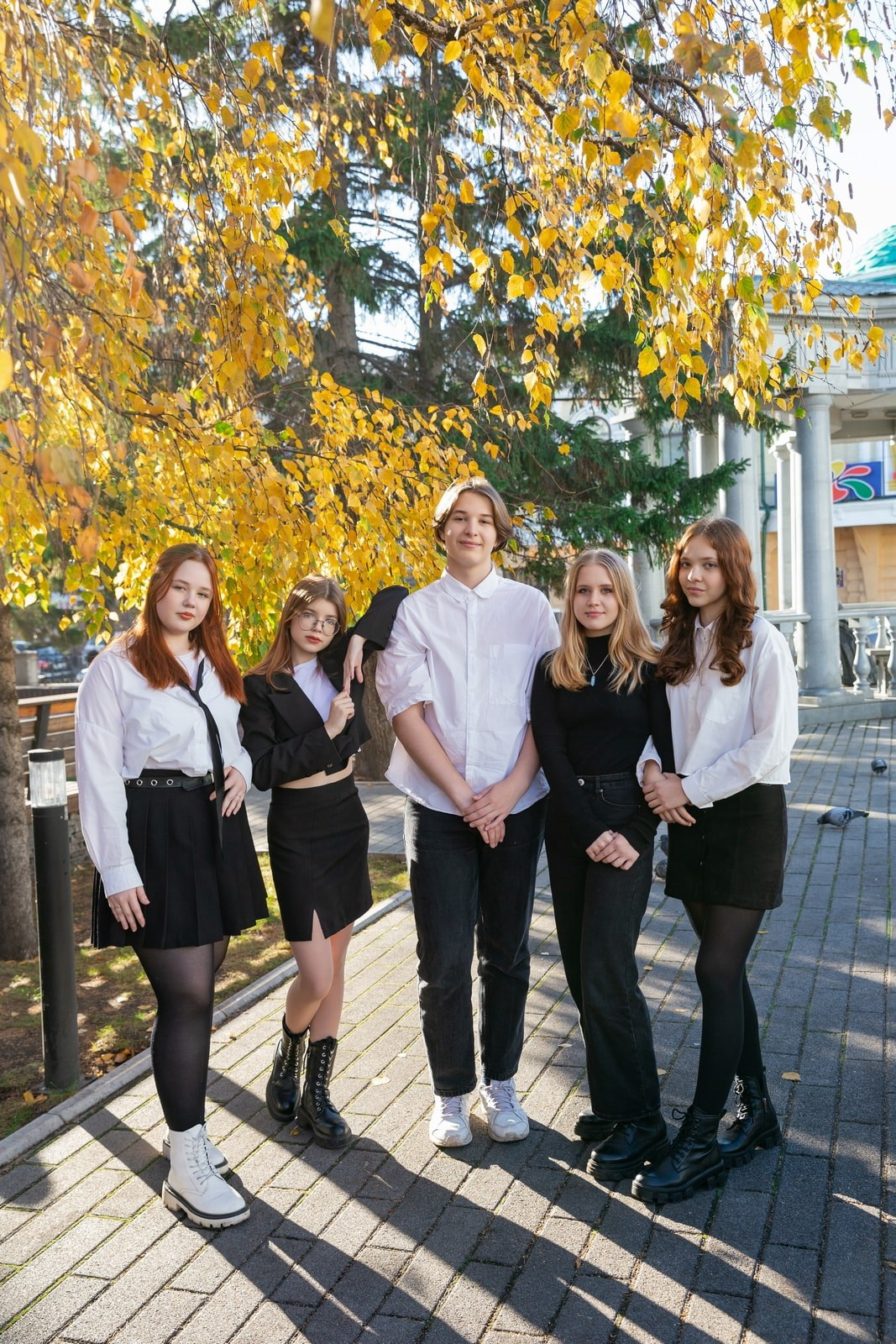 Сочетание черного и белого цвета - пример образа для осенней фотосессии 9-11 класс