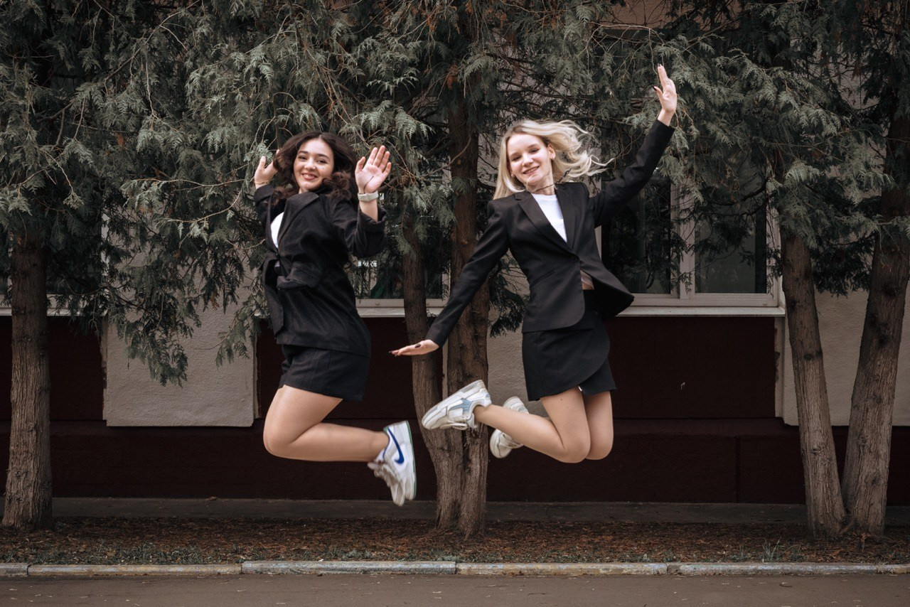 Выпускной альбом для класса — фотосессия в школе, пожелания и видео в Москве. MILATE — выпускные альбомы, фотосессии и видео в Москве