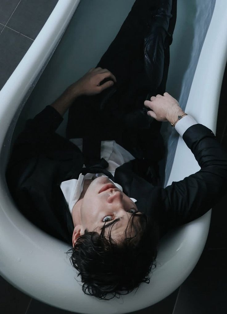 Мужская в костюме в ванной. Александра Мельниченко/ Бегающий фотограф