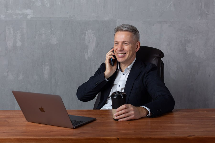 Деловой (бизнес) портрет. Фотостудия Алматы. Фотосъемка Алматы. Фотосессия Алматы. Фотокурсы. Обучение фотографии. Аренда студии