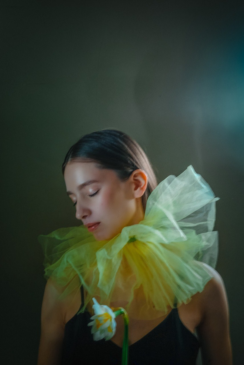 девушка с цветком и фатиновым воротником