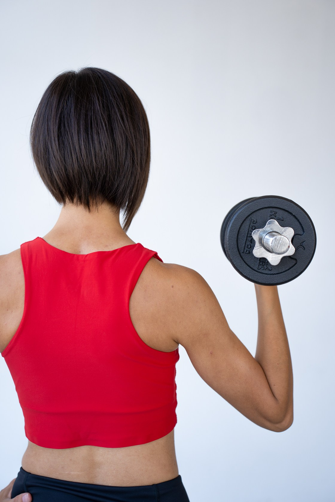 тренер по фитнесу с гантелей