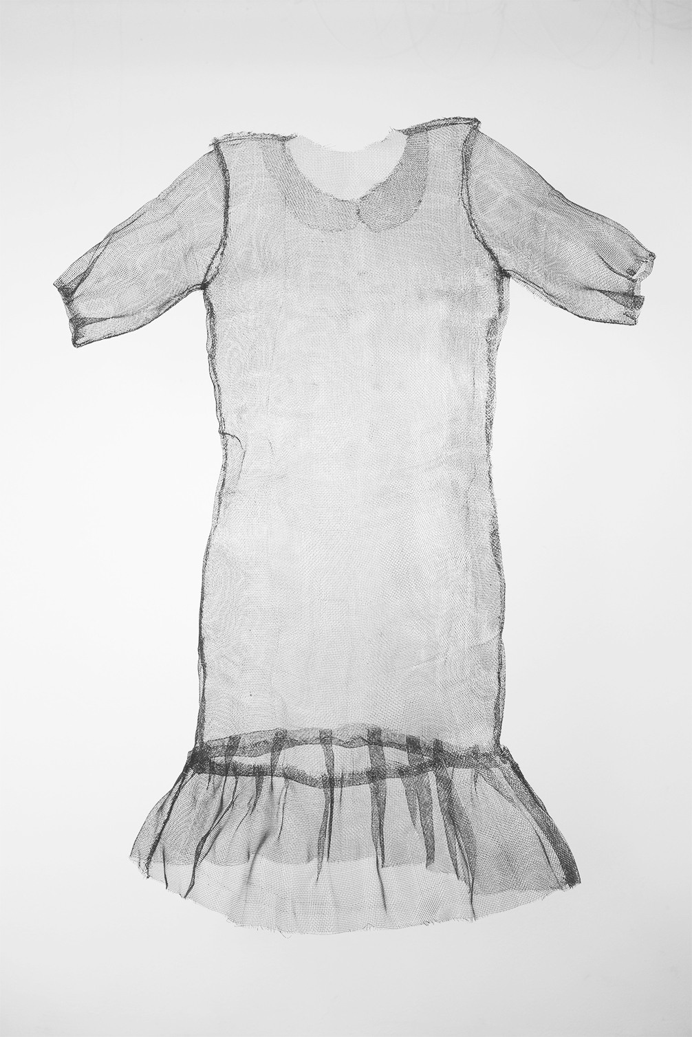 ОДЕЖДА, КОТОРУЮ БОЛЬНО НОСИТЬ (2022). Художник Ольга Гражданкина