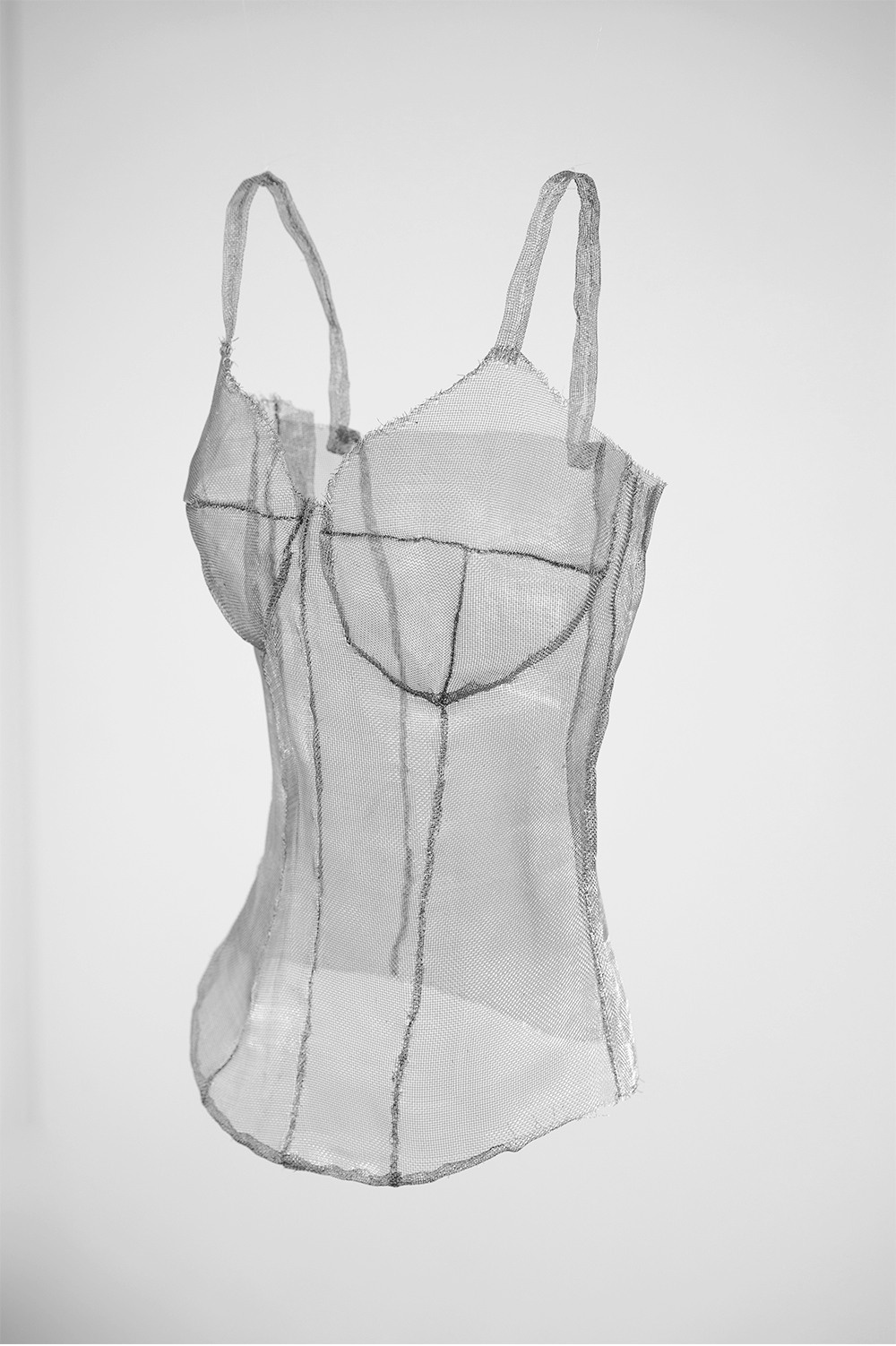 ОДЕЖДА, КОТОРУЮ БОЛЬНО НОСИТЬ (2022). Художник Ольга Гражданкина