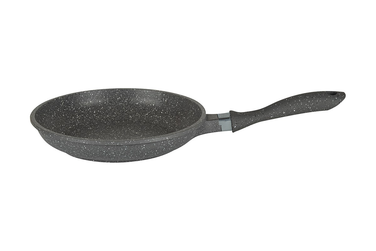 Сковорода черная на белом фоне