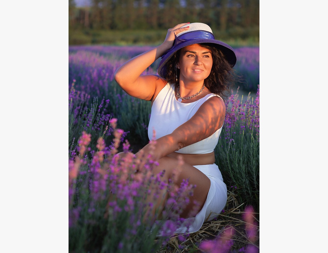 Романтичная фотосессия на природе от фотографа Богатырева Николая Николаевича – стильный портрет девушки с зонтом на железнодорожной платформе. Закажите атмосферную съемку в Мценске, Орле, Черни! Узнайте больше на BOGATYREVPHOTO.RU