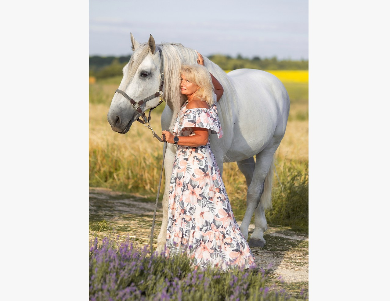 Романтичная фотосессия на природе от фотографа Богатырева Николая Николаевича – стильный портрет девушки с зонтом на железнодорожной платформе. Закажите атмосферную съемку в Мценске, Орле, Черни! Узнайте больше на BOGATYREVPHOTO.RU