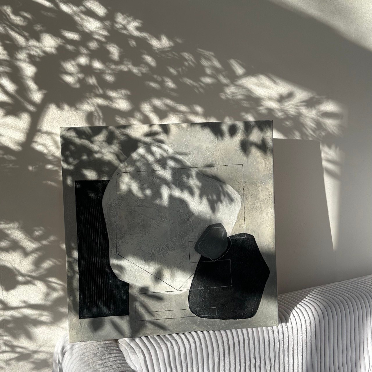 Тень от дерева падает на картину