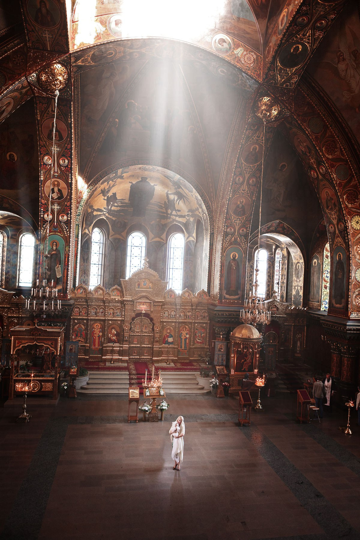 фотосессия крещения в Успенском подворье Оптиной пустыни.