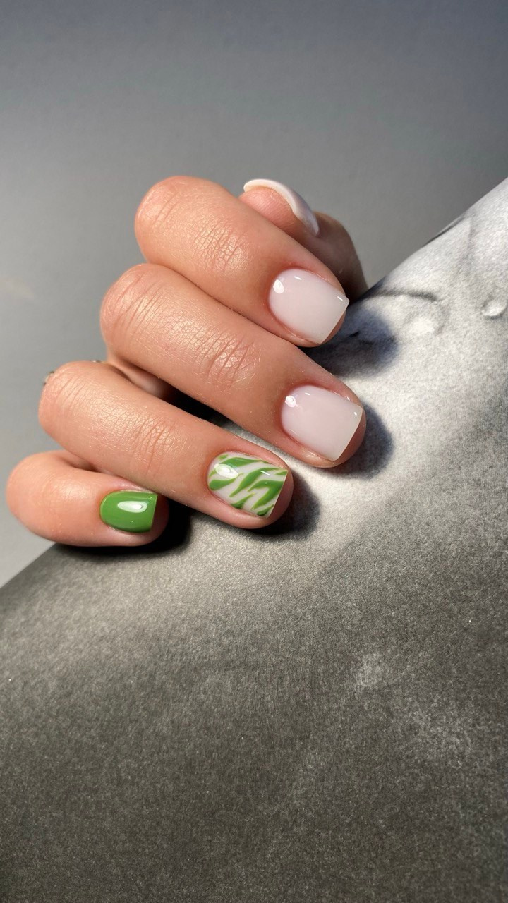 Молочный маникюр с стемпинг дизайном