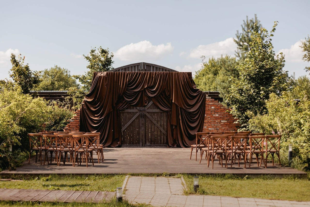 Амбарные ворота. Локация для церемонии и фотосессии. Свадебная площадка РАНЧО