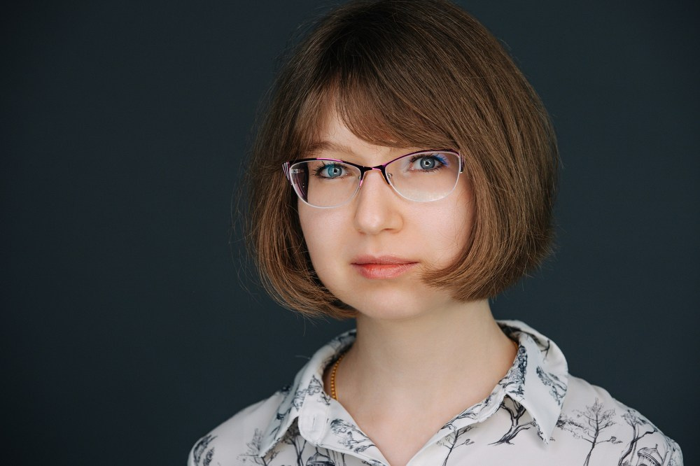 Корпоративная съёмка сотрудников — единый стиль портретов на тёмно-сером фоне для корпоративного сайта и почты, фотодень в офисе