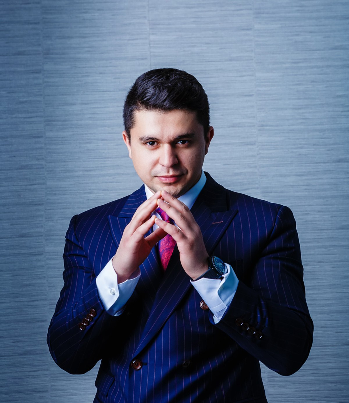 Мужская деловая бизнес фотосессия фотограф Красноярск деловой портрет брутальный стиль мужской ИИ идея место образ костюм пример фото заказать фотосъёмка цена стоимость позы для мужской фотосессии