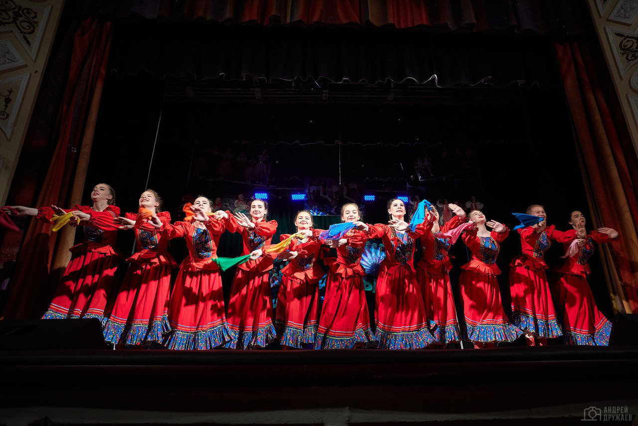 НАРОДНЫЙ АНСАМБЛЬ ТАНЦА. Дворец Культуры г. Заволжья