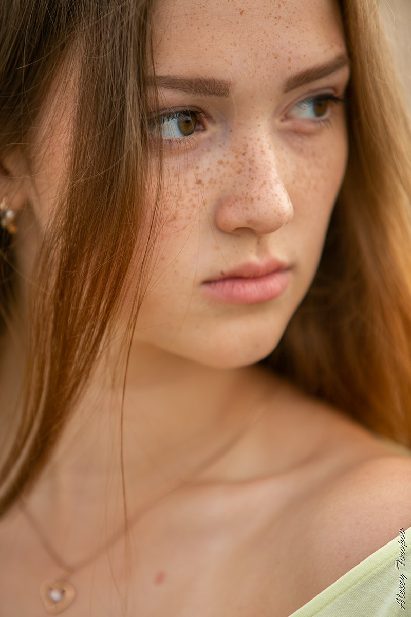 Портрет молодой девушки